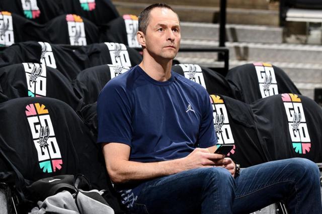 yl23455 永利-公牛副总裁首次面对老东家 掘金球员向他感谢致意